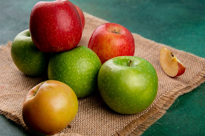 Jabłka - składniki odżywcze, korzyści zdrowotne i kaloryczność owoców jabłoni. Ile kcal ma jedno jabłko?
