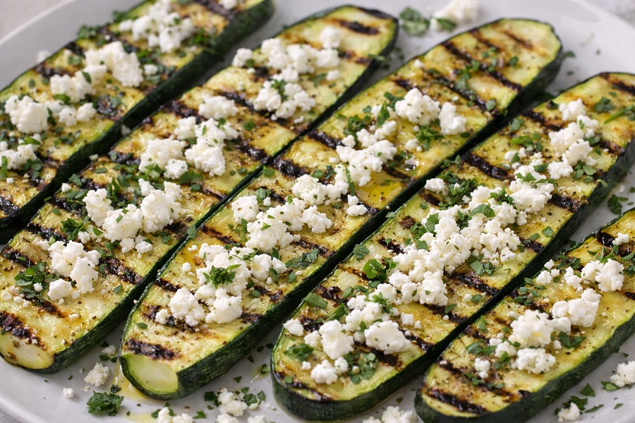 Pomysł na domowy przepis na grillowaną cukinię z fetą! Nie tylko na lato, można ją przygotować w piekarniku!