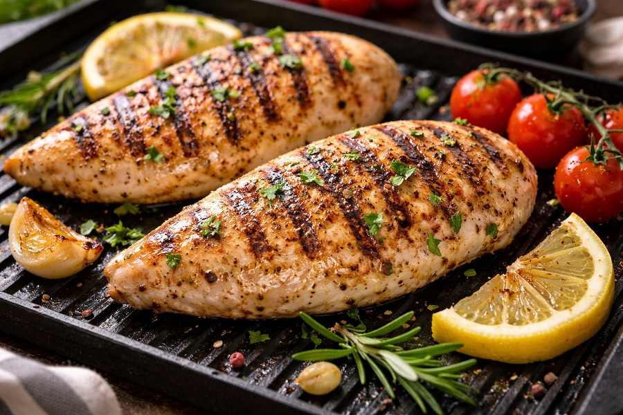 Pomysł na domowy przepis na grillowaną pierś z kurczaka. Jak przygotować marynatę? Czym przyprawić?