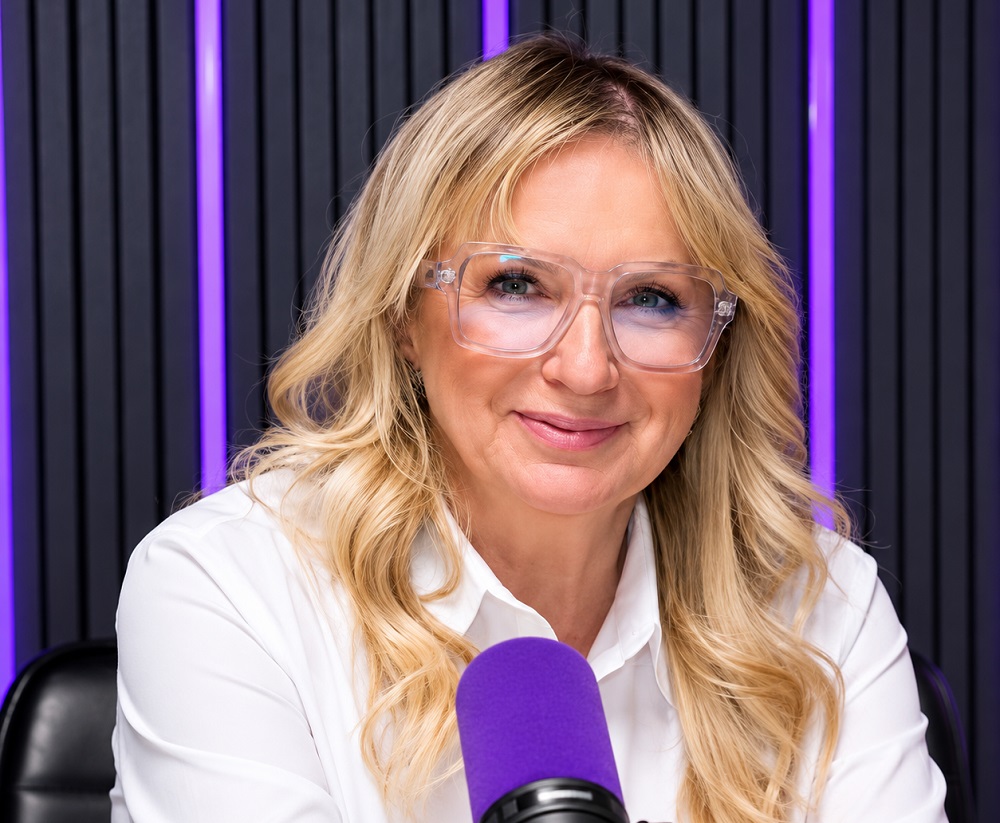 Marzena Rogalska w studiu podcastowym "Radio Złote Przeboje".